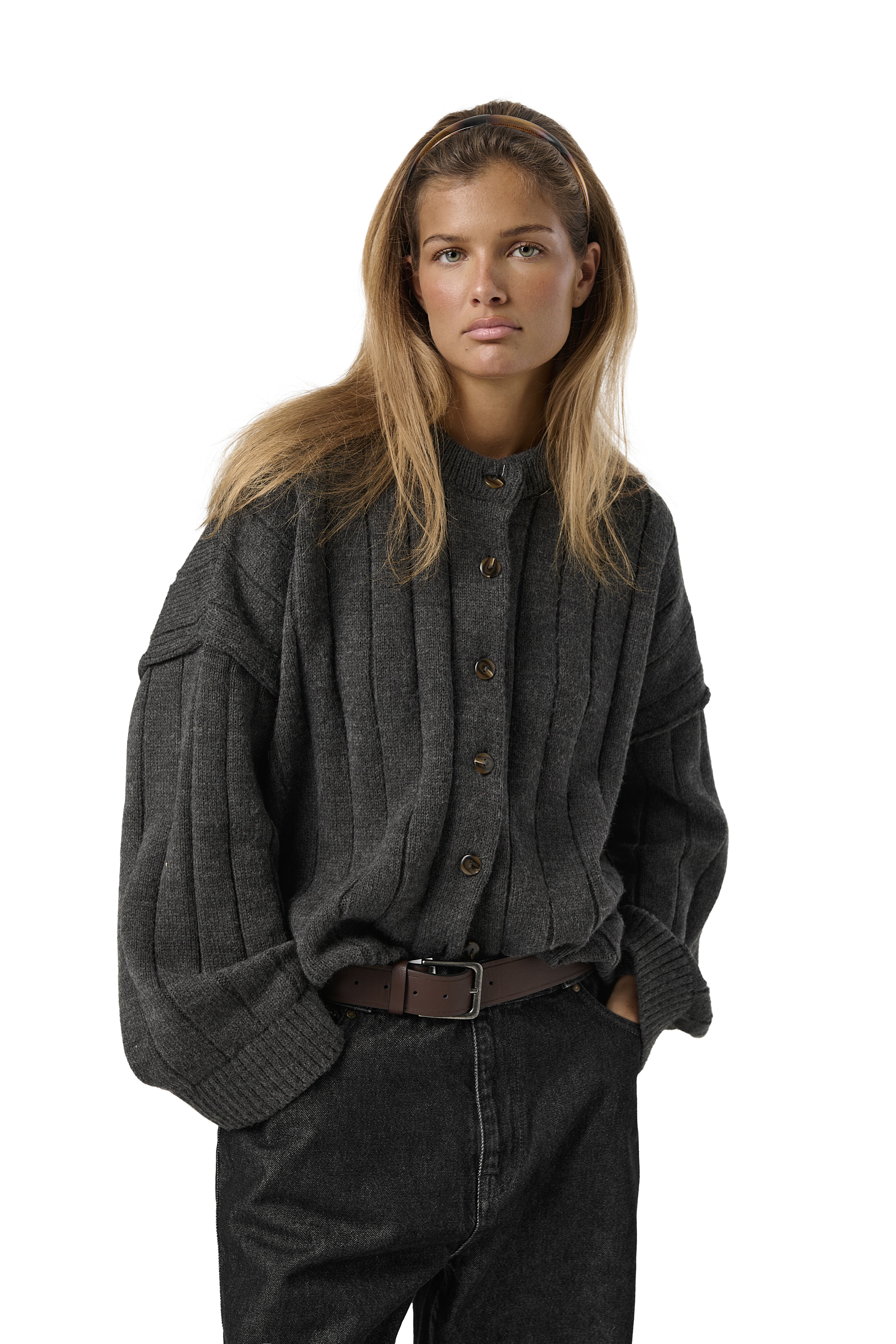 Model Elise is 5'6.5" and wears a size S.